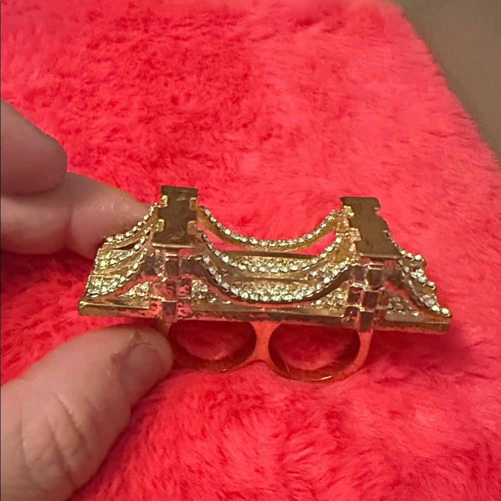 Costume gold like Double Finger Ring with the London bridge in rhinestones